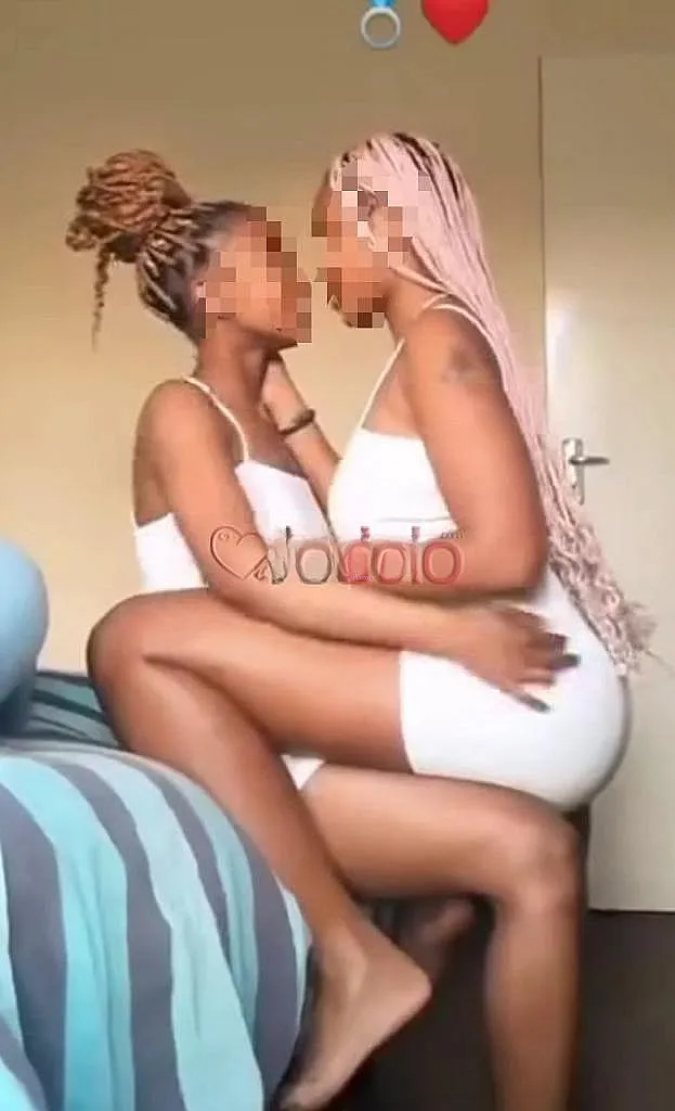 Deux jolies gamines en promotion deux coups pipe caresse 10mil